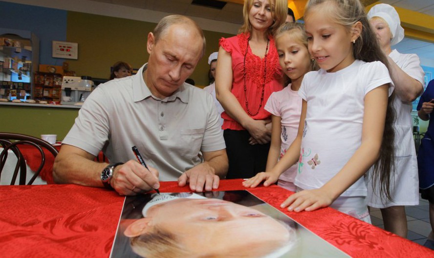 Путин заявил, что если парламент подпишет закон о запрете на усыновление для однополых семей из других стран, то он его примет. 