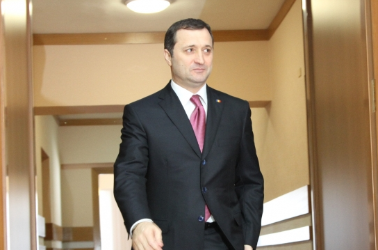 Premierul Vlad Filat promite că după ce se vor liniști spiritele în jurul Băncii de Economii va face dezvăluiri despre ceea ce s-a întâmplat de facto.