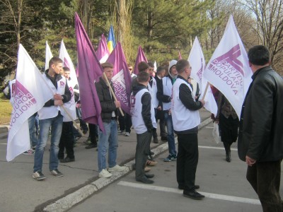 Ei au scandat lozinci de genul: „Vrem un Preşedinte independent!”, „Moldova fără Filat, Moldova fără comunişti!”, „Vrem, un Preşedinte în slujba ţării!”.