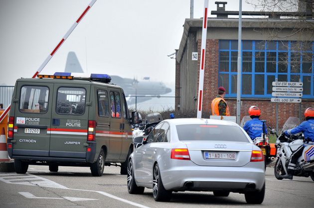 Un transport de bunuri a fost atacat luni seara pe aeroportul din Bruxelles de către bărbaţi înarmaţi care şi-ar fi însuşit diamante în valoare de 350 de milioane de euro.