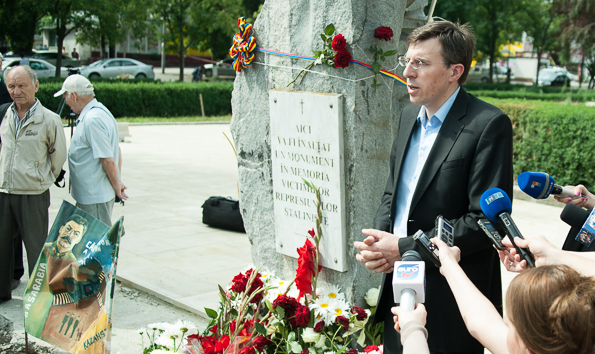 Primarul municipiului Chişinău, Dorin Chirtoacă, a promis că în timpul apropiat vor fi finalizate lucrările de instalare a monumentului deportaţilor, care urmează să fie adus de la Minsk. 