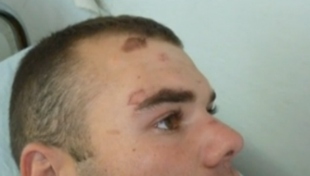 Mama tânărului susţine că a fost contactată de persoane anonime care i-au cerut să nu meargă la poliţie. 