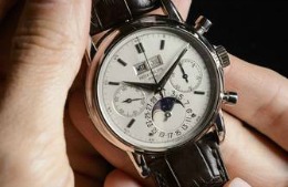 Ceasul este un Patek Philippe şi a fost fabricat în Elveţia în 1987