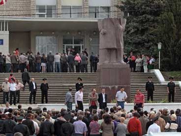 Pe 10 mai, consilierii raionali din oraşul Râşcani au decis să demonteze monumentul lui Lenin. 
