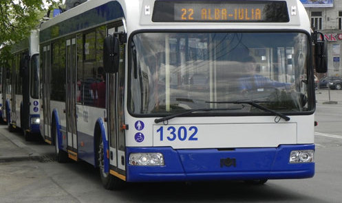 Participanţii la trafic, care traversează zonele menţionate, sînt rugaţi să respecte indicatoarele de circulaţie rutieră instalate pe perioada executării lucrărilor.