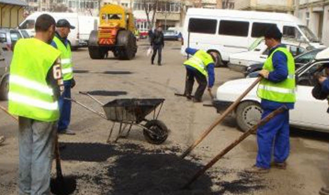 De la începutul anului, municipalitatea a cheltuit peste două milioane de lei pentru eliminarea gropilor de pe aproximativ 150 de străzi.