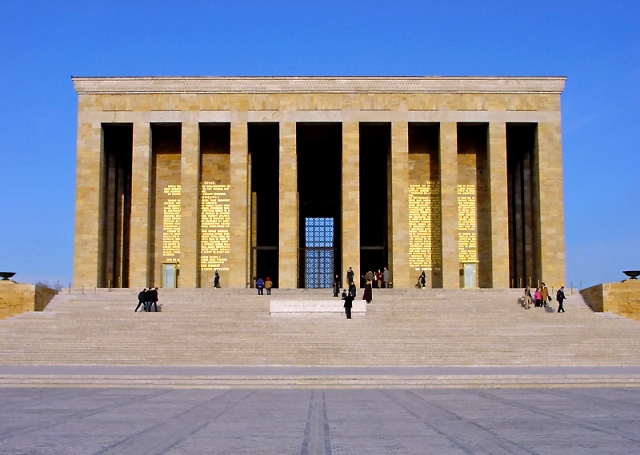  Mausoleul a fost construit în cinstea lui Mustafa Kemal Ataturk, fondatorul şi primul preşedinte al Republicii Turcia.