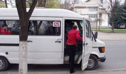 Administratorii liniilor interurbane spun că suportă pierderi de milioane de lei din cauza acestor gratuităţi. 