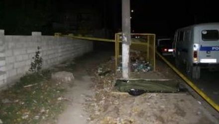 Cei doi au fost agresaţi fizic, unul din ei decedând la faţa locului, iar făptaşii au dispărut. 