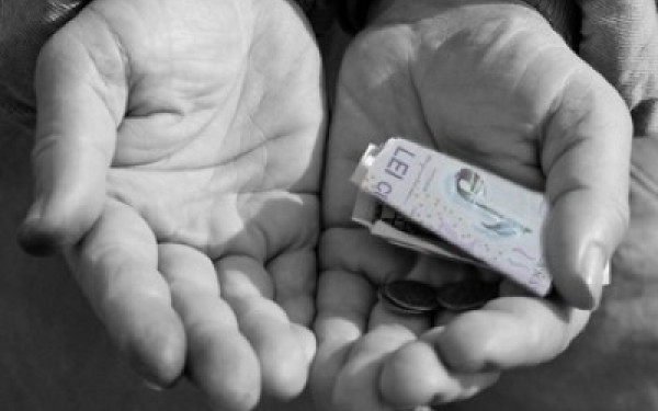 Beneficiarii îşi pot ridica banii de la filialele Băncii de Economii, începînd cu data de 3 decembrie. 