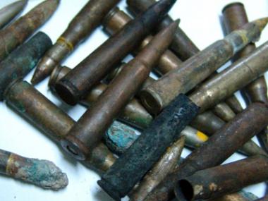 Incidentul a avut loc luni seara, 5 noiembrie. Medicii nu stiu cum a ajuns cartuşul in mâna copilului.