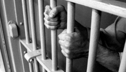 Inculpatul a fost dat de mai multe ori pe mâna poliţiei deoarece îşi bătea deseori tatăl în prezenţa celor patru copii minori ai săi.