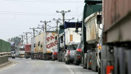  Mai multe camioane moldovenești cu produse agricole sunt blocate la punctele de trecere Breansk-Troebortnoe și Klințî