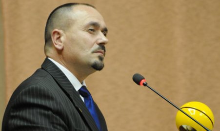 Mai mult, Sergiu Mocanu spune că Plahotniuc se ține cu dinții de Valeriu Zubco pentru că, în primul rând, a plătit o groază de bani pentru a obține controlul asupra acestei funcții.
