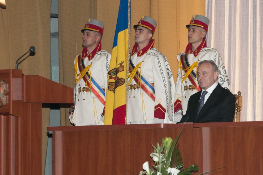 Ba mai mult, Timofti face aluzie la faptul că mai mulți deputați au fost forțați să voteze documentul.