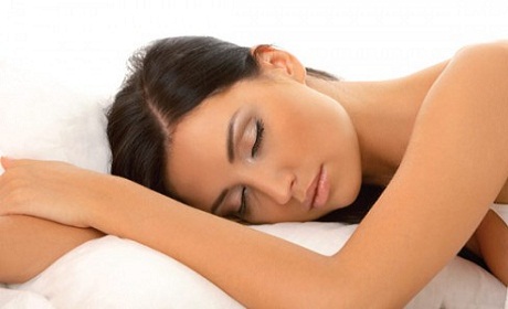 Pijamaua sau o cămaşă din bumbac uşoară, ori chiar lenjeria de corp, ajută la absorbţia transpiraţiei, care vă poate afecta somnul. 