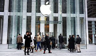Компания Apple разработала новую форму для мобильных устройств, которая в будущем может быть использована в дизайне смартфонов.