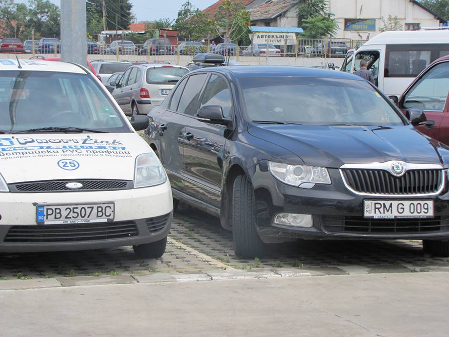 O maşină cu numere de înmatriculare guvernamentale a fost suprinsă parcată în faţa unui mall din Bulgaria.