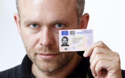 В Европейском союзе выдают водительские удостоверения единого образца для всех стран. 