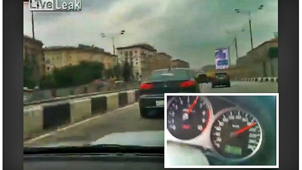 Nişte ruşi se dau cu peste 190 km/h prin Moscova, pe una dintre autostrăzile care ies din oraş. 