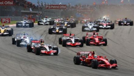 Vettel s-a aflat în fruntea plutonului până în turul 42 din cele 56 ale cursei, când Hamilton l-a atacat şi l-a depăşit în virajul 12.