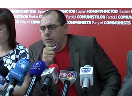 Из автомобиля депутата Александра Петкова, похитили личные вещи, в том числе рабочий компьютер.