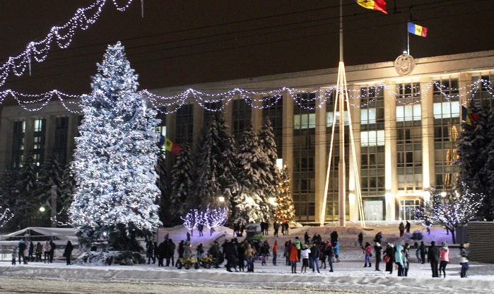 Mentionam ca, bradul a fost instalat în Piaţa Marii Adunări Naţionale la început de decembrie