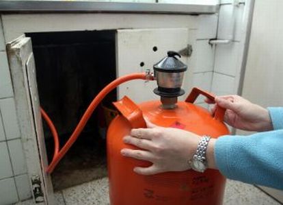 Gardienii au verificat butelia, iar în loc de gaz lichefiat au depistat alcool etilic. Vasul era modificat artizanal. 