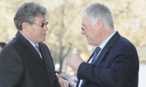 Președintele de onoare al Partidului Democrat, Dumitru Diacov, încearcă să-i convingă pe liberalii lui Ghimpu să voteze pentru Guvernul care va fi format de Iurie Leancă.