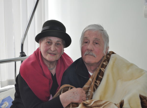 Soţia lui Mihai Volontir nu pleacă de lângă patul de spital al soţului ei, susţinându-l și încurajându-l.