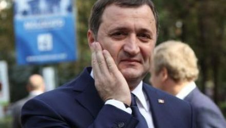 De aceea, oscilăm în atitudinea noastră de la o extremă la alta, de la adoraţie oarbă, la ostilitate şi agresivitate la fel de oarbă.