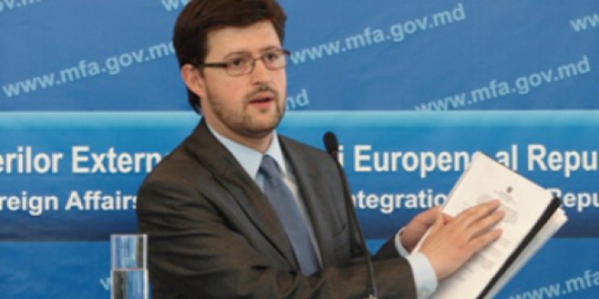 Andrei Popov cunoaşte engleza, franceza şi rusa. Este căsătorit şi are doi copii.