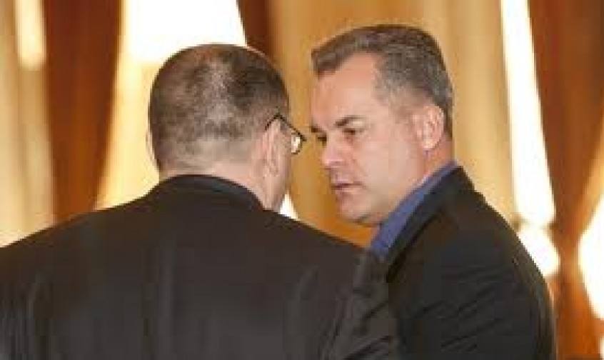  Aceștia au respins însă acuzațiile.