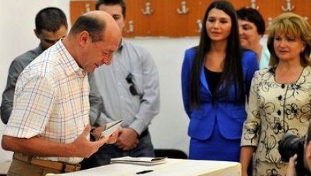 Preşedintele suspendat a mai spus, răspunzând unei întrebări, că nu face românilor niciun îndemn legat de referendum