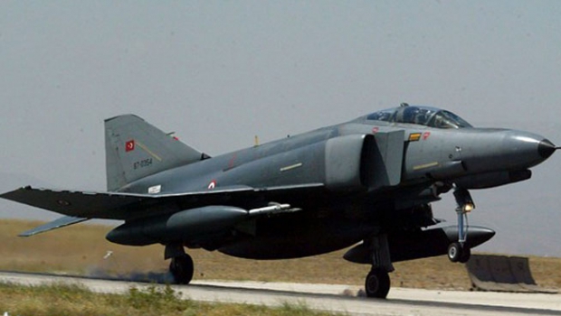 Un avion de luptă de tip F-4 turc a fost doborât vineri de apărarea antiaeriană siriană