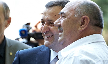 Am stat eu cât am stat răsturnat pe ele, apoi m-am sculat, emoțiile mi le-am cenzurat, pasiunile satirice mi le-am refulat și am decis asumat să nu-l critic pe Filat. 
