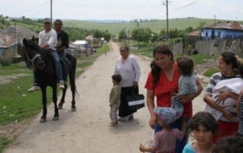 Tinerele se chinuie să trăiască şi să-şi crească plozii, într-o sărăcie lucie.