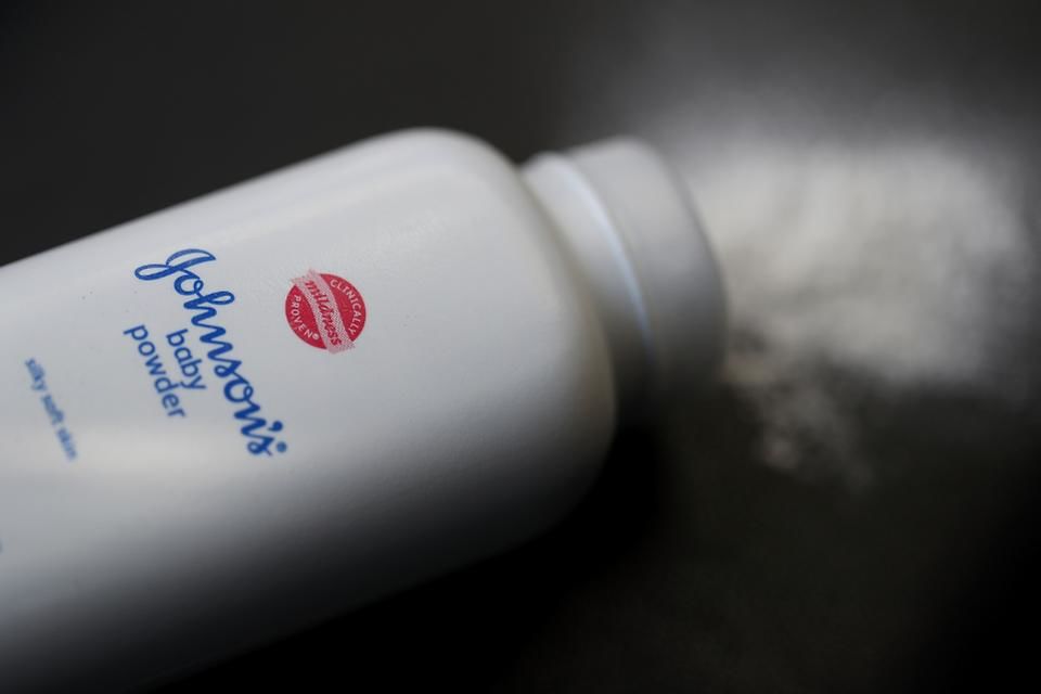 Johnson &amp; Johnson отзывает партию опасной детской присыпки.