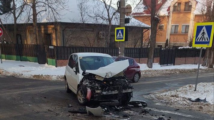 ДТП в Кишиневе: два транспортных средства получили серьезные повреждения.