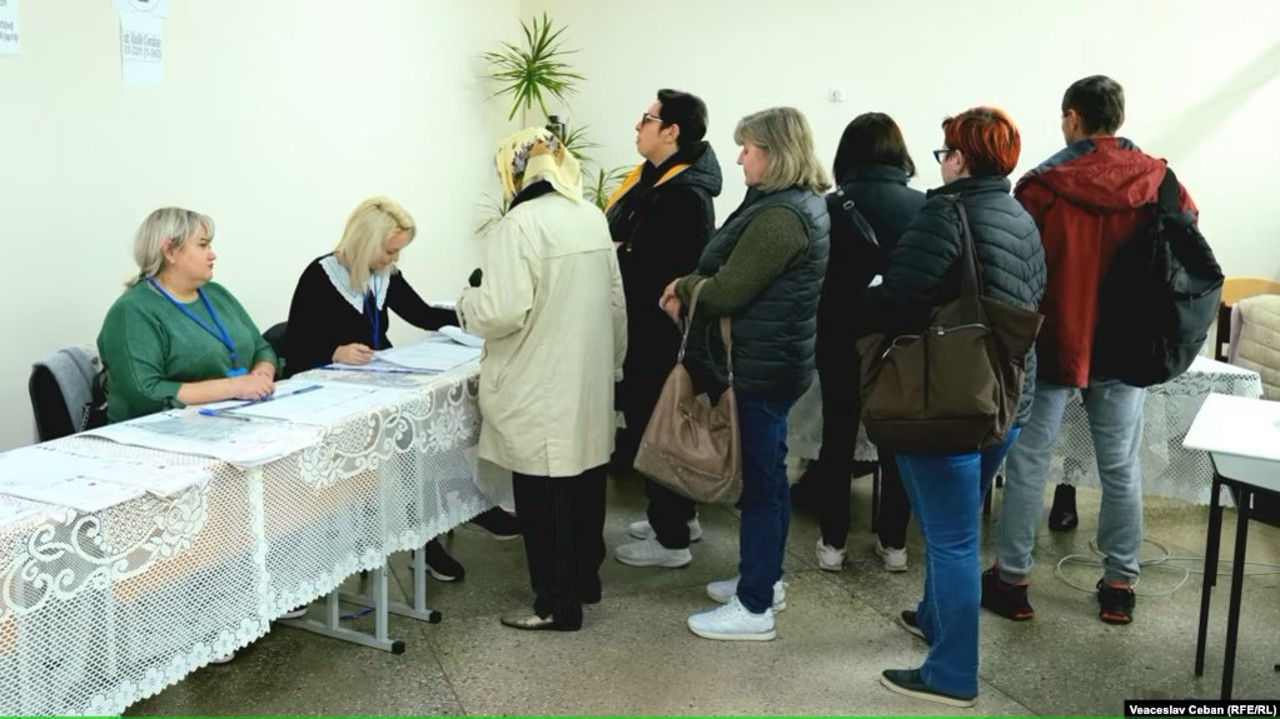 Голосовать на выборах в Молдове пришло значительно больше женщин, чем мужчин.