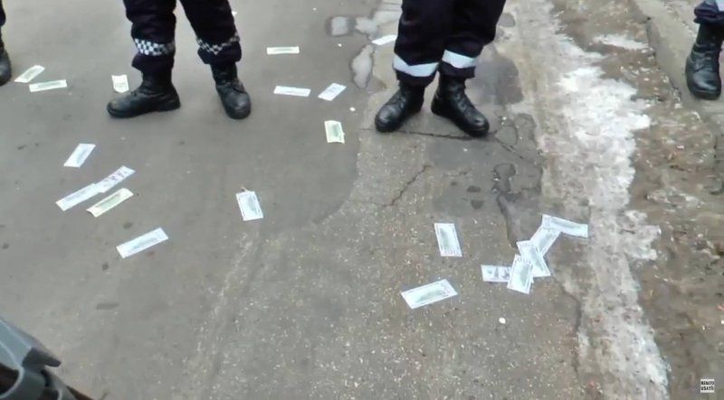 Участники пикета забросали прокуроров "долларами" и "евро".