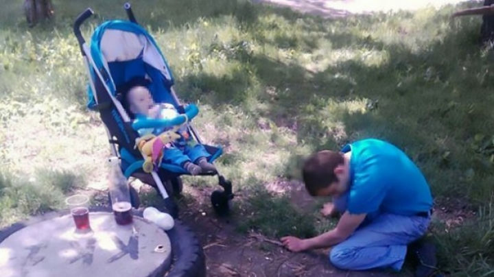 Un bebeluș, salvat în timp ce încerca să ajungă la părinții săi beți. Foto: b1.ro
