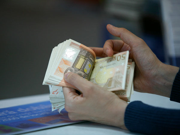 Leul moldovenesc, tot mai neputincios în raport cu principalele valute de referință. Foto: capital.market.md60