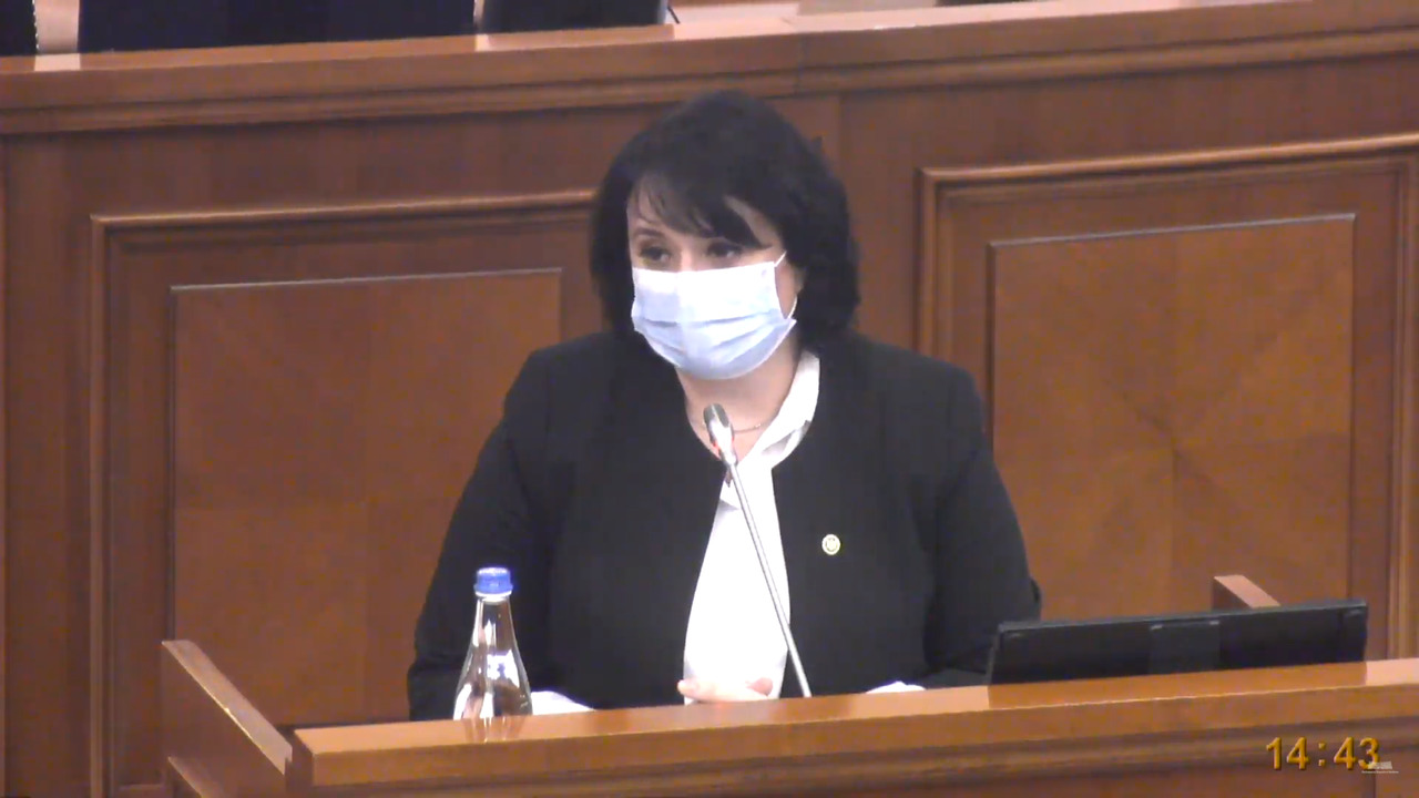 Думбрэвяну, ранее заболевшая COVID-19, пришла на заседание парламента.
