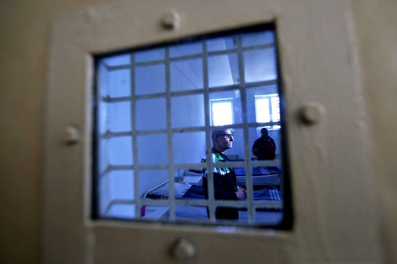 В Корбу мужчина хотел повеситься после убийства жены, но ветка сломалась.