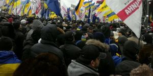 Колонну сопровождает группа депутатов парламента от оппозиции, передает ИТР-ТАСС. Колонна составляет около пяти тысяч человек.