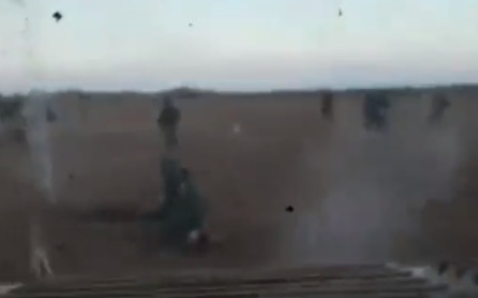 Террористы на бронетранспортере передавили сирийских солдат.