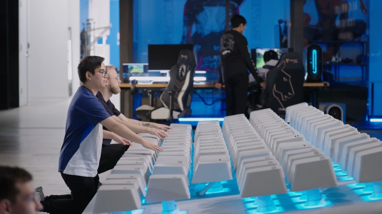 Alienware создала самые большие в мире клавиатуру и мышь.