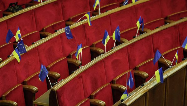 Повестка Рады на вторник включает в себя всего два вопроса, второй — о декриминализации статей Уголовного кодекса Украины, по которым осуждена на семь лет экс-премьер Юлия Тимошенко.
