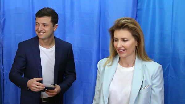 Кандидат в президенты Украины Владимир Зеленский с супругой Еленой.